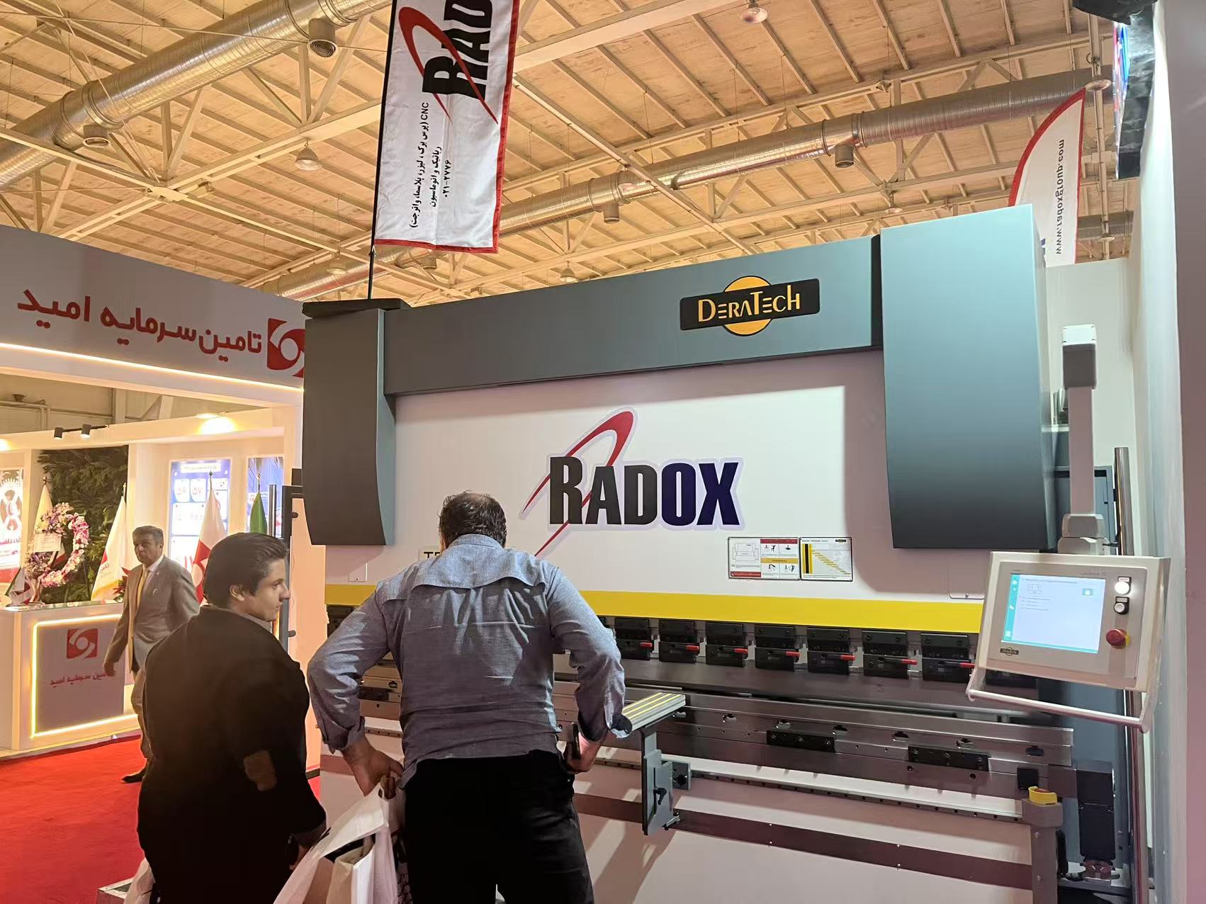 拓疆中東市場(chǎng)｜瑞鐵機(jī)床攜TAM電液折彎?rùn)C(jī)亮相2025伊朗博覽會(huì)